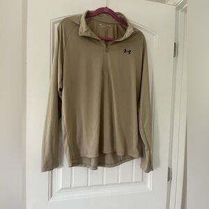 Men’s UA shirt.